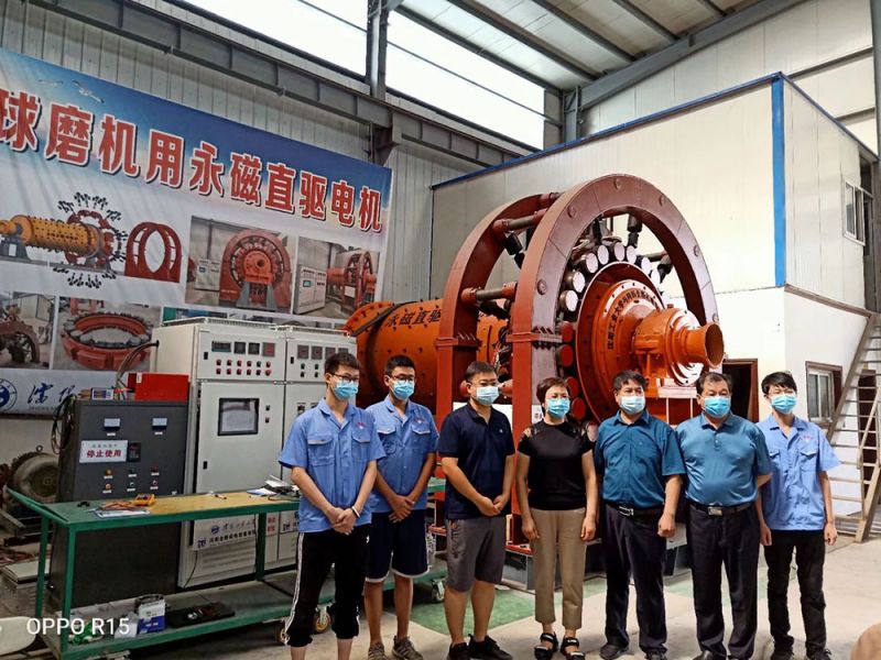 輝縣市王慧敏書記、冀屯鎮黨委趙化錄書記和河南草莓视频黄色機電設備（bèi）有限公司技（jì）術團隊合影