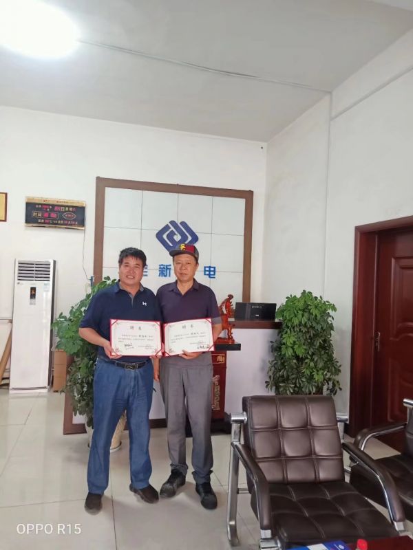 公司領導和技術總顧問張炳（bǐng）義教授合影留念（niàn）