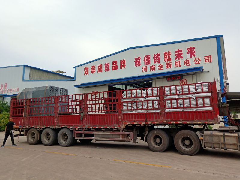 給（gěi）客戶（hù）維修的1600kw高壓電機裝車發貨