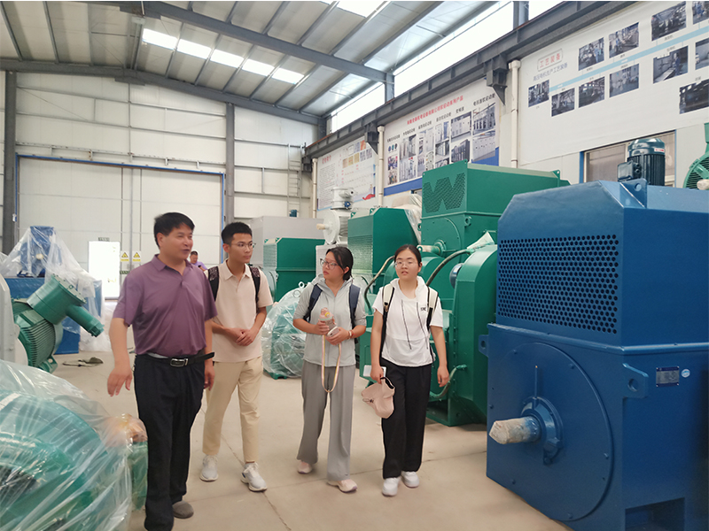 河師大的學（xué）生來公司參觀