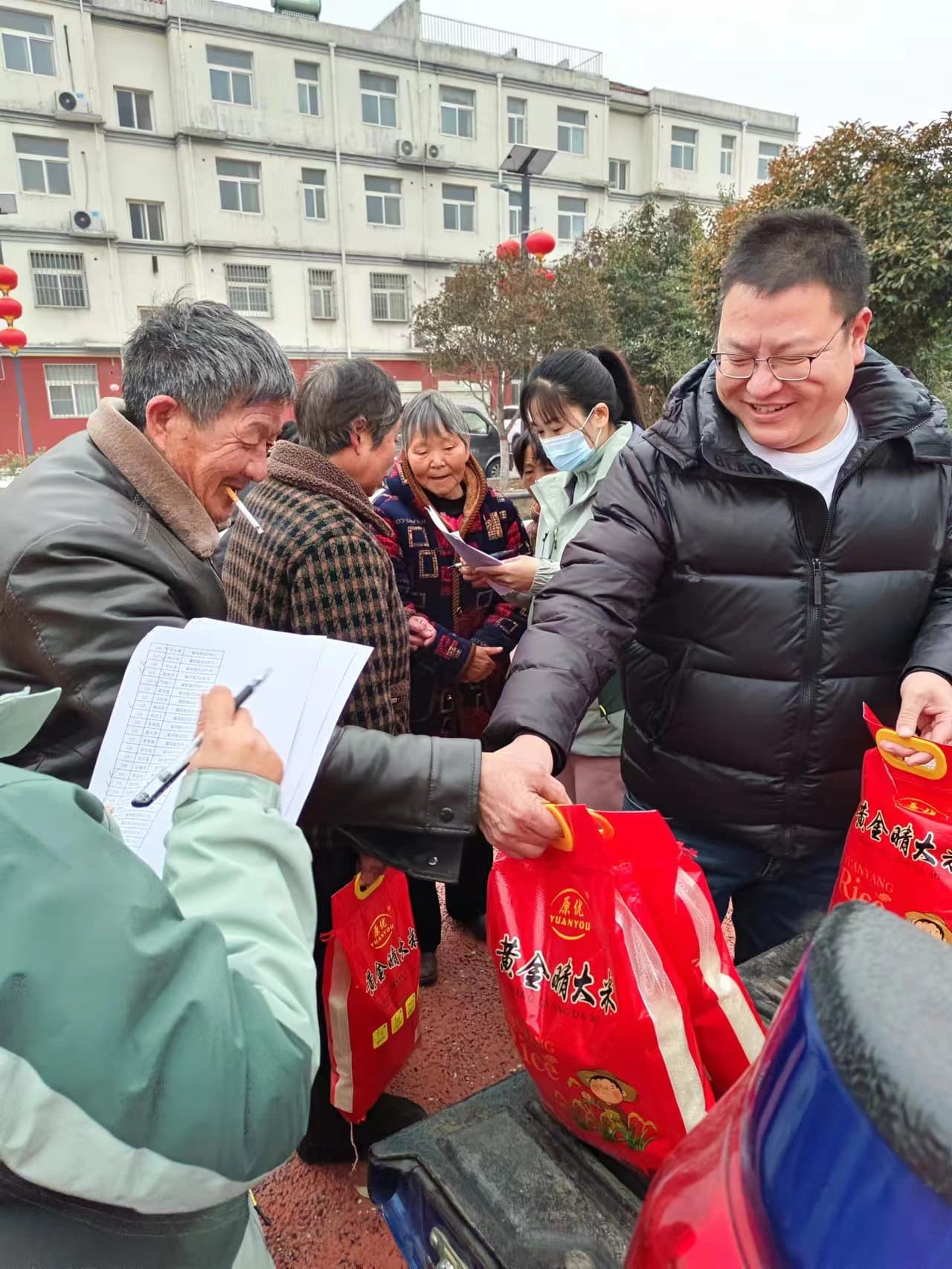 關愛老人，我們一（yī）直在行動，2023年農曆臘月二十，給西北流村的老人 發春節福利