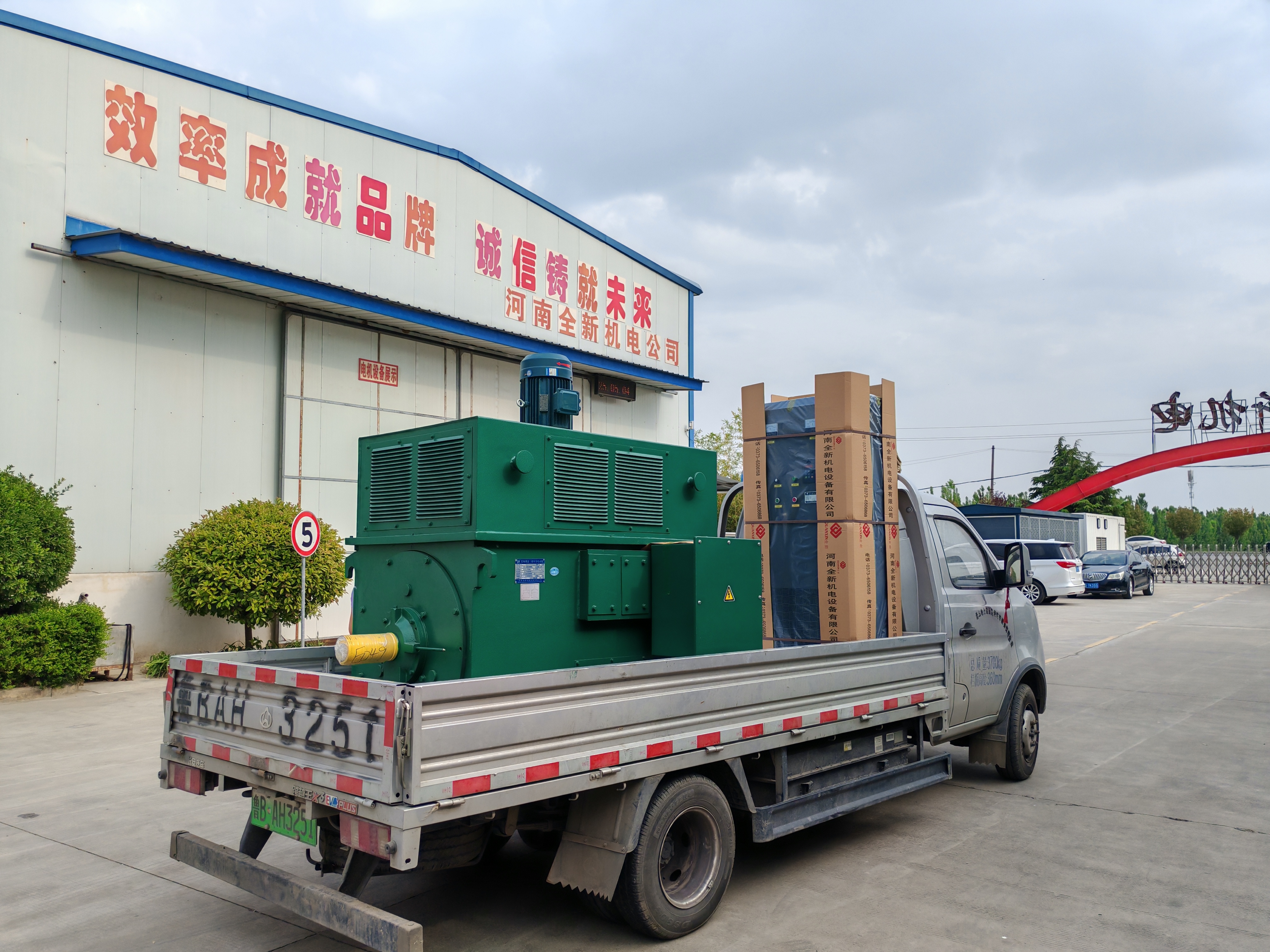 鑽（zuàn）井隊630kw-6變頻電機（jī）和800kw變頻櫃裝車發（fā）貨