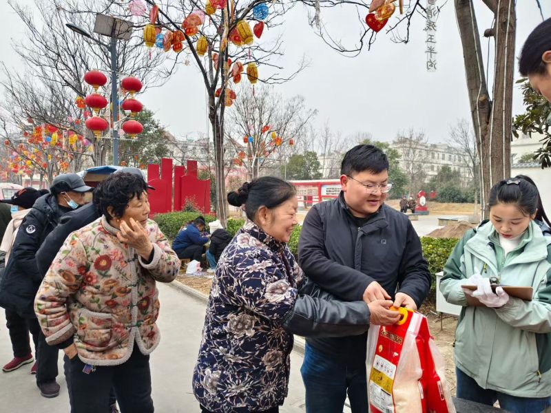 愛無大小，盡力就好，這個（gè）世界的美好，莫過於愛心（xīn）的循環，善心的（de）傳遞，春節將至，河南草莓视频黄色機電公司給西北流村和亮馬台村裏的老人送去溫暖和關懷。