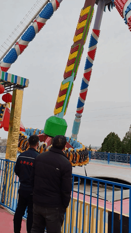 給五龍山遊（yóu）樂園（yuán）維修大擺錘（chuí）上的（de）直流電機